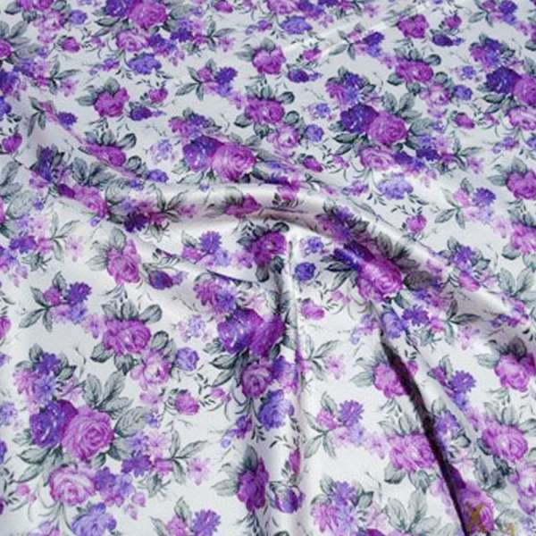 Атлас стрейч шамус белый с сиренево-фиолетовыми цветами ш.150
