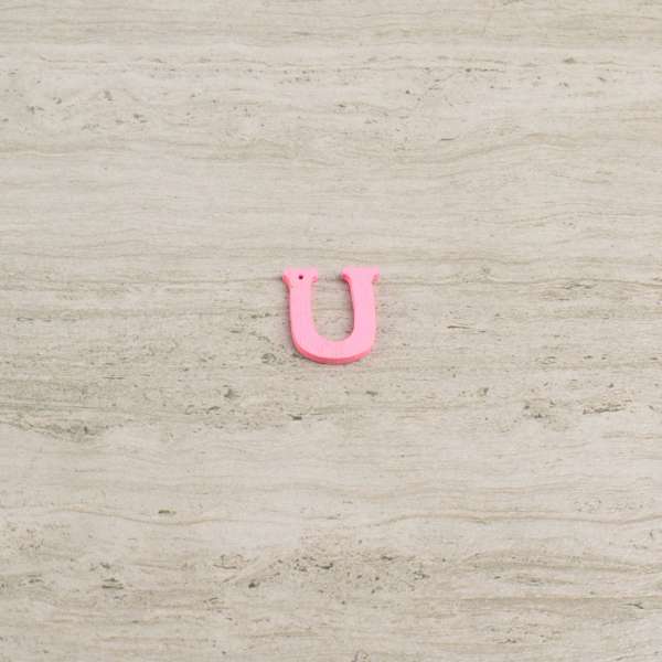 Пришивной декор буква U розовая, 25мм