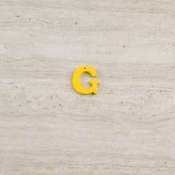 Пришивний декор літера G жовта, 25мм