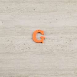 Пришивной декор буква G оранжевая, 25мм